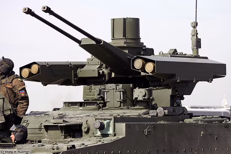 Vũ khí chính của BMPT-72 là bốn tên lửa chống tăng dẫn đường bốn Ataka, hai pháo tự động 30 mm, hai súng phóng lựu tự động 30mm, một súng máy đồng trục 7.62mm. Dĩ nhiên BMPT-72 cũng từng được Nga đưa sang “thử lửa” tại Syria. Nguồn ảnh: vitalykuzmin.net.