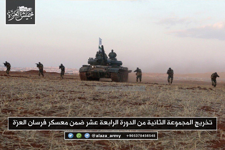 Theo đó tài khoản Twitter alaza_army vốn là một kênh truyền thông trung thành với phiến quân Jaysh al-Izza đã cho đăng tải hình ảnh các tay súng Jaysh al-Izza huấn luyện với xe tăng T-62M tại một địa điểm không xác định ở miền Bắc Syria. Nguồn ảnh: alaza_army.