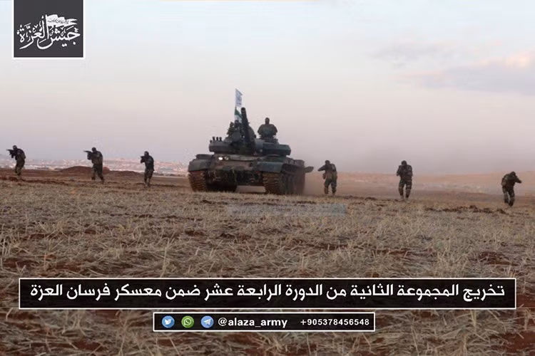 Theo đó tài khoản Twitter alaza_army vốn là một kênh truyền thông trung thành với phiến quân Jaysh al-Izza đã cho đăng tải hình ảnh các tay súng Jaysh al-Izza huấn luyện với xe tăng T-62M tại một địa điểm không xác định ở miền Bắc Syria. Nguồn ảnh: alaza_army.
