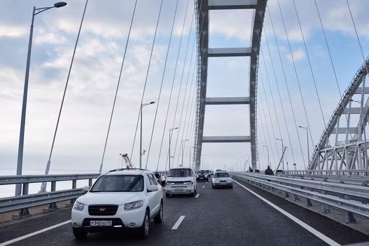 Tuyến đường bộ của cầu gồm 4 làn đường cho ô tô. Ảnh: RT.