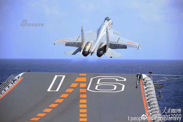 Trang bị vũ khí cơ bản của J-15D nhiều khả năng sẽ gồm một pháo tự động 30mm GSh-30-1; 8 tên lửa không đối không PL-12 hoặc R-77 và 4 tên lửa PL-9 hoặc R-73. Nguồn ảnh: Sina.