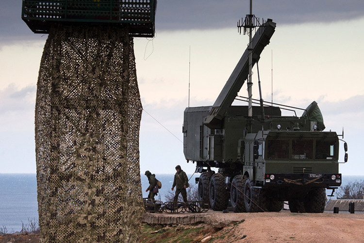 Giới phân tích cũng cho rằng, không sớm thì thì muộn Trung Quốc cũng sẽ có biến thể nội địa của S-400 như những gì họ từng làm với S-300PMU, khi yêu cầu phòng thủ chiến lược của Bắc Kinh ngày càng lớn và họ không muộn phụ thuộc vào nguồn cung vũ khí từ bên ngoài kể cả khi đó là Nga. Nguồn ảnh TASS.