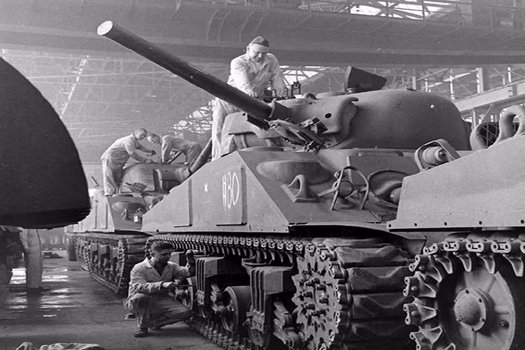 Với quy mô của ngành công nghiệp của Mỹ trong đầu những năm 1940, cộng với việc không chịu ảnh hưởng bởi chiến tranh như châu Âu, nước Mỹ trong Chiến tranh Thế giới thứ 2 đóng vai trò đầu tàu trong việc vũ khí và nhu yếu phẩm viện trợ cho các quốc gia Đồng Minh trong suốt cuộc chiến. Nguồn ảnh: Life.