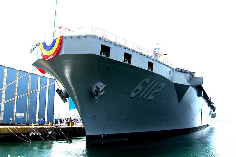 Cận cảnh một phần thân tàu ROKS Marado với số hiệu “6112” phía trước mũi tàu. Nguồn ảnh: Hải quân Hàn Quốc.