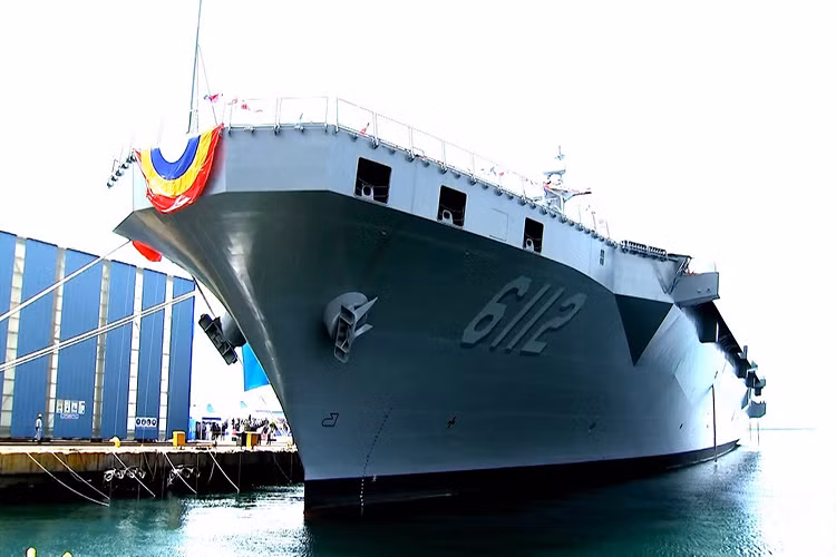 Cận cảnh một phần thân tàu ROKS Marado với số hiệu “6112” phía trước mũi tàu. Nguồn ảnh: Hải quân Hàn Quốc.