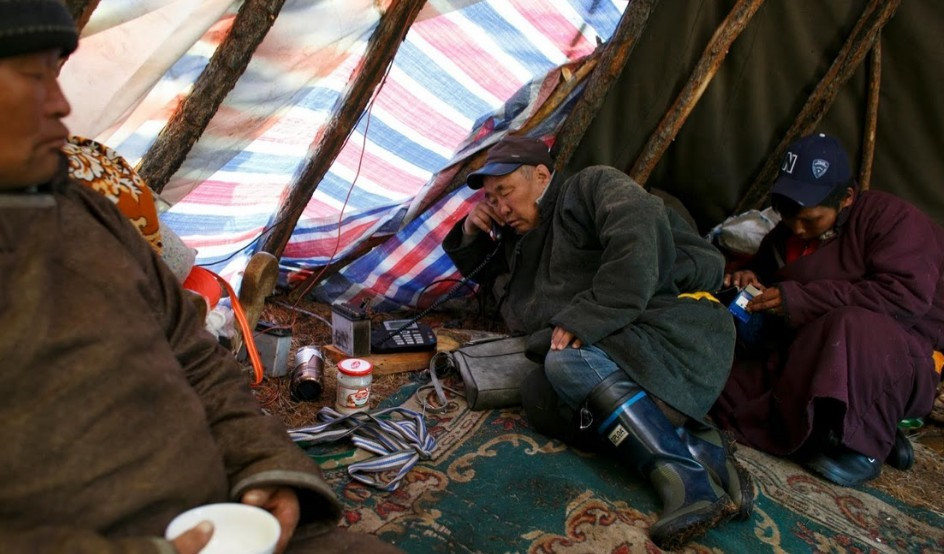 Cuộc sống nơi vùng núi truyền thống dần trở nên hiện đại hơn. Là một bác sĩ, ông Davaajav Nyamaa dùng điện thoại để liên lạc với bệnh nhân. Người du mục ở vùng này sử dụng ăngten gắn trên cây để kết nối mạng di động 3G.
