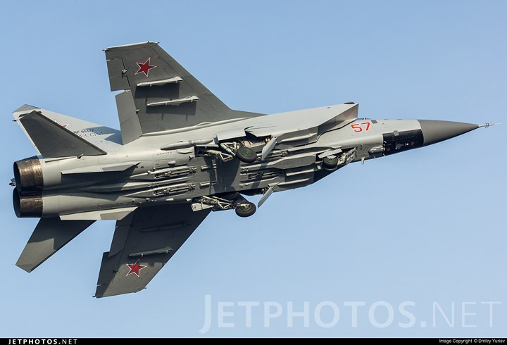 MiG-31BM được thiết kế với 10 giá treo vũ khí (4 dưới bụng, 6 trên cánh) mang được các loại tên lửa không đối không tầm ngắn, tầm trung và tầm siêu xa.