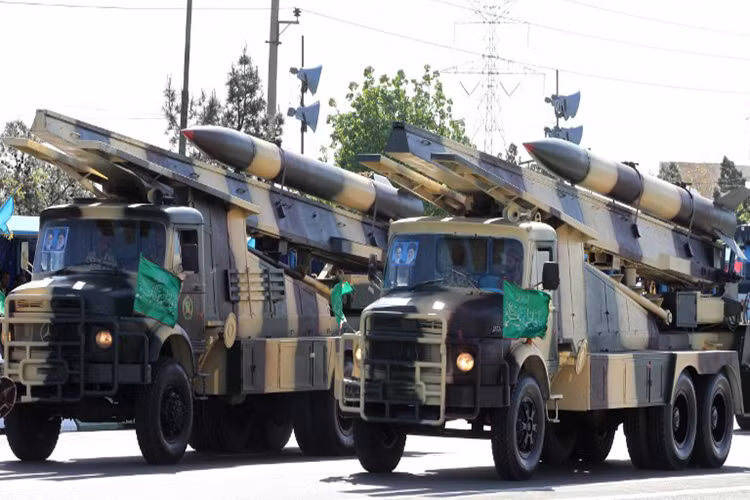 Nếu Lục quân đóng vai trò nền tảng cho sức mạnh quân sự của Iran, thì lực lượng tên lửa chiến lược lại đóng vai trò như sức mạnh răn đe của Iran đối với các quốc gia thù địch. Iran sở hữu kho tên lửa đạn đạo đồ sộ với tầm bắn bao phủ toàn khu vực Trung Đông. Những tên lửa này được chế tạo với công nghệ không quá hiện đại, nhưng vẫn là thứ vũ khí răn đe mang tầm chiến lược. Nguồn ảnh: Times of Israel.