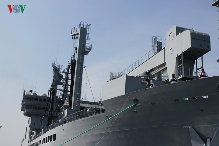 Quan hệ song phương giữa Việt Nam và Ấn Độ đã được thúc đẩy trong thời gian gần đây thông qua chuyến viếng thăm của các lãnh đạo cấp cao hai nước. Trong ảnh: Hệ thống thiết bị trên tàu hậu cần INS Shakti.