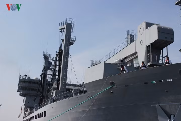 Quan hệ song phương giữa Việt Nam và Ấn Độ đã được thúc đẩy trong thời gian gần đây thông qua chuyến viếng thăm của các lãnh đạo cấp cao hai nước. Trong ảnh: Hệ thống thiết bị trên tàu hậu cần INS Shakti.