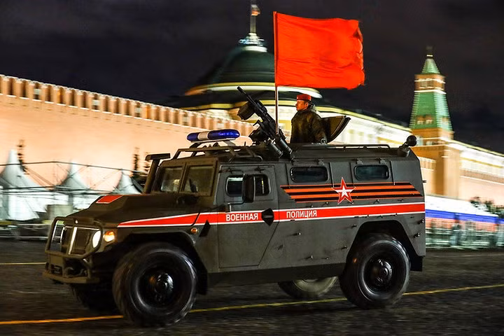 Dĩ nhiên cũng không thể thiếu được những chiếc xe bọc théo Tigr-M của Vệ binh Quốc gia Nga. Nguồn ảnh: TASS.