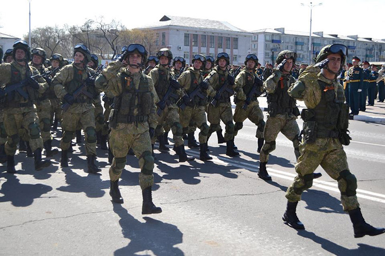 Đội hình đại diện cho lực lượng đổ bộ đường không đóng tại Belogorsk tham gia duyệt binh Ngày Chiến thắng. Nguồn ảnh: Bộ Quốc phòng Nga.