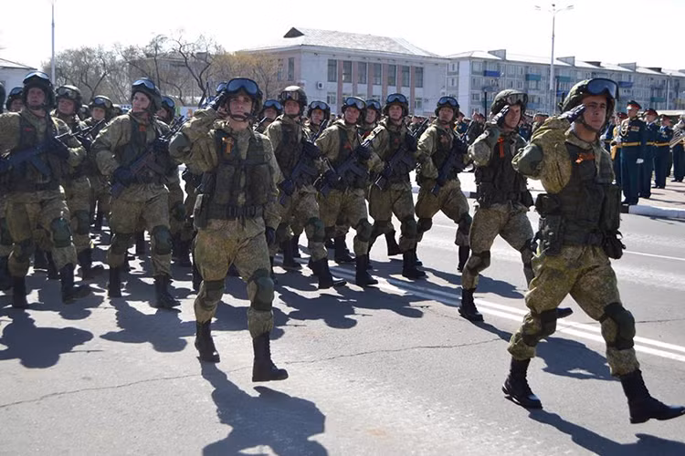 Đội hình đại diện cho lực lượng đổ bộ đường không đóng tại Belogorsk tham gia duyệt binh Ngày Chiến thắng. Nguồn ảnh: Bộ Quốc phòng Nga.