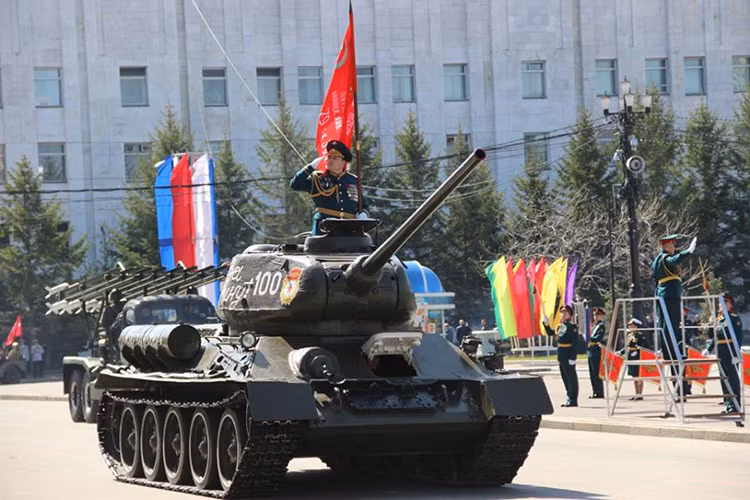 Xe tăng T-34/85 của Hồng quân Liên Xô trên đường phố Belogorsk vào sáng nay 9/5. Nguồn ảnh: Bộ Quốc phòng Nga.