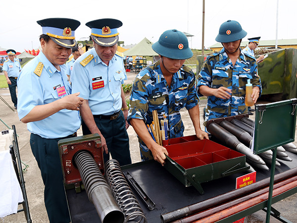 Đối với phần thực hành, các kíp thực hiện các nội dung: Thực hành bảo quản định kỳ tháng đại đội pháo phòng không 57mm có khí tài. Ảnh: Thủ trưởng các cơ quan Quân chủng theo dõi, kiểm tra phần thi thực hành.