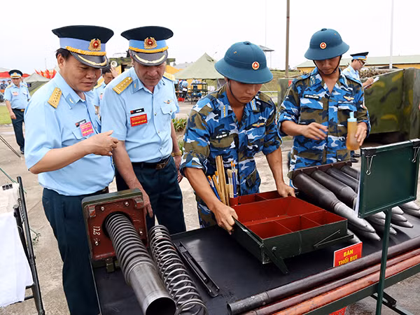 Đối với phần thực hành, các kíp thực hiện các nội dung: Thực hành bảo quản định kỳ tháng đại đội pháo phòng không 57mm có khí tài. Ảnh: Thủ trưởng các cơ quan Quân chủng theo dõi, kiểm tra phần thi thực hành.