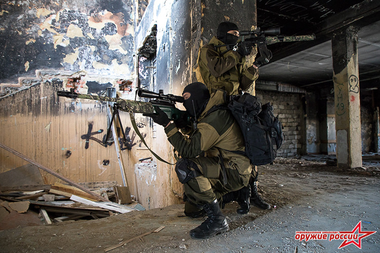 Hình ảnh bộ đôi súng bắn tỉa VSS hay SV-98 của Vệ binh Quốc gia Nga trong hỗ trợ tác chiến bên trong khu vực đô thị. Nguồn ảnh: Weapon Russia.