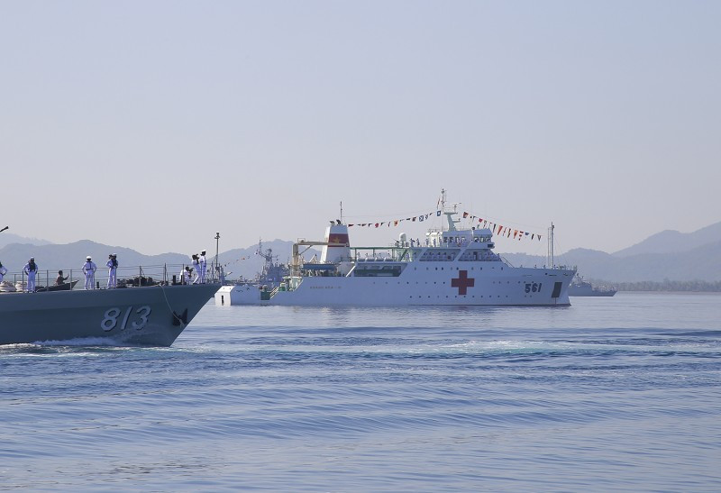 Tàu 561 của Việt Nam tham gia duyệt binh .