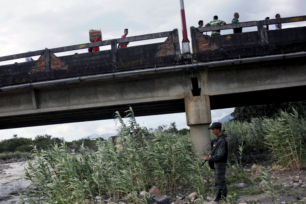 Biên phòng Venezuela canh gác một cây cầu nằm giữa biên giới Venezuela và Colombia. Ảnh: Reuters.