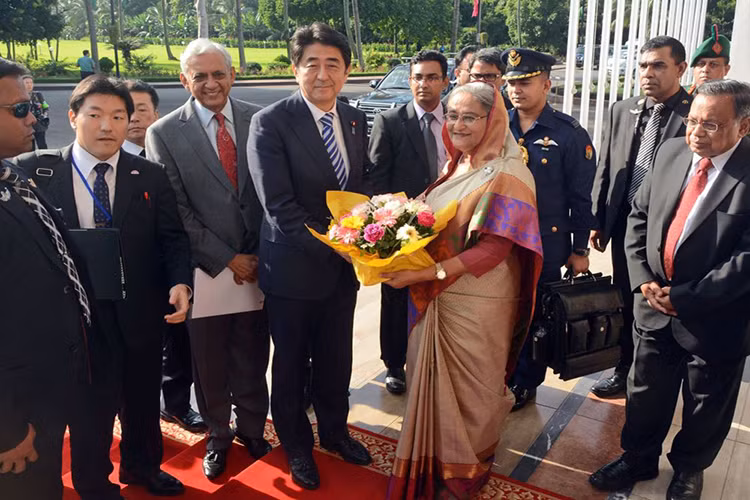 Thủ tướng Nhật Bản Shinzo Abe nhận bó hoa từ đồng cấp Bangladesh Sheikh Hasina tại Dhaka, năm 2014. Ảnh: Sputnik.