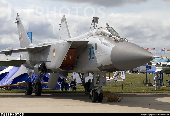 Máy bay trang bị 2 động cơ tuốc bin phản lực D30-F6 cho phép đạt tốc độ tối đa Mach 2,83 (gần gấp 3 lần vận tốc âm thanh), nếu dùng nhiên liệu phụ trội nó có thể đạt tốc độ tới Mach 3,2 (gấp hơn 3 lần vận tốc âm thanh).