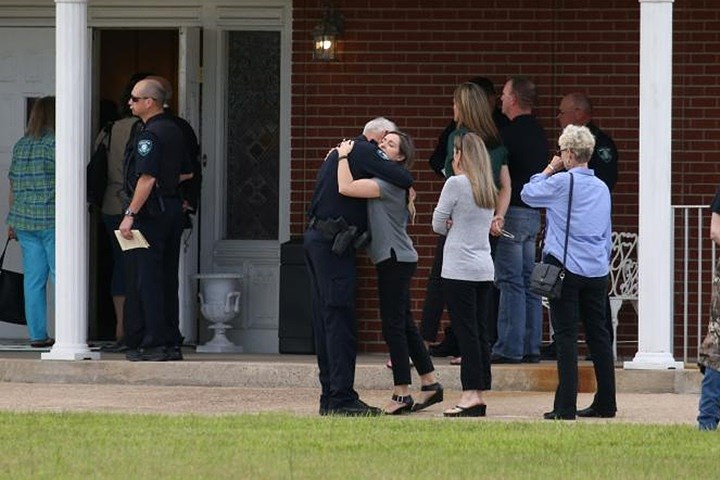 Không khi u buồn bao trùm nơi cử hành tang lễ dành cho cậu thiếu niên McCleod. Văn hóa súng đạn đã và đang khiến nhiều người dân Mỹ chết oan uống như thế này.