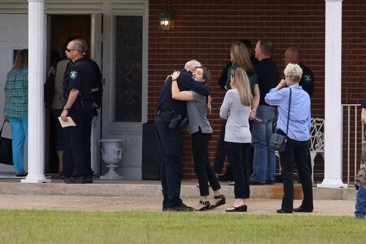 Không khi u buồn bao trùm nơi cử hành tang lễ dành cho cậu thiếu niên McCleod. Văn hóa súng đạn đã và đang khiến nhiều người dân Mỹ chết oan uống như thế này.