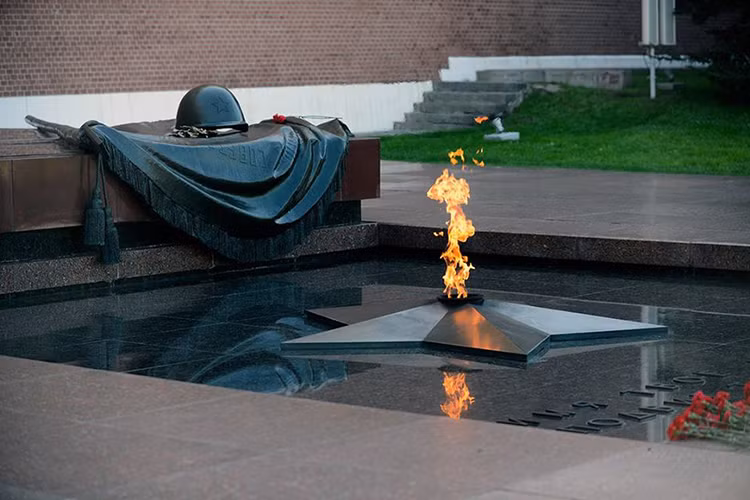 Ngay bên trên nơi chôn cất người chiến sĩ vô danh, chính quyền Liên Xô đã lập một ngôi mộ bằng đá hoa, bên trên đắp nổi ngôi sao 5 cánh. Ngày 8-5-1967, Ngọn lửa vĩnh cửu đã được thắp sáng lên trên mộ Chiến sĩ vô danh để ngàn đời tưởng nhớ những người lính Hồng quân đã ngã xuống vì đất nước trong cuộc Chiến tranh Vệ quốc vĩ đại 1941 - 1945. Kể từ đó, ngọn lửa vĩnh cửu bên chân tường điện Kremlin chưa bao giờ tắt trong suốt gần 50 năm qua. Nguồn ảnh: Bộ Quốc phòng Nga.