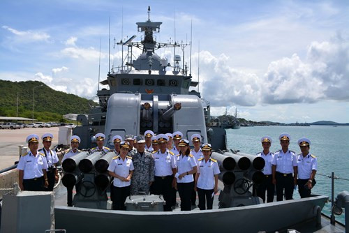 Các thành viên Đoàn công tác Học viện Hải quân chụp ảnh lưu niệm với các thủy thủ tàu hộ vệ tên lửa 456.