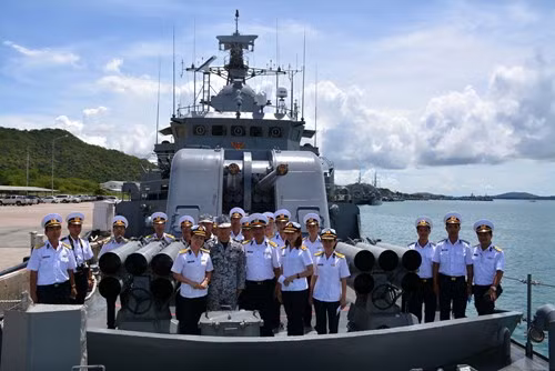 Các thành viên Đoàn công tác Học viện Hải quân chụp ảnh lưu niệm với các thủy thủ tàu hộ vệ tên lửa 456.