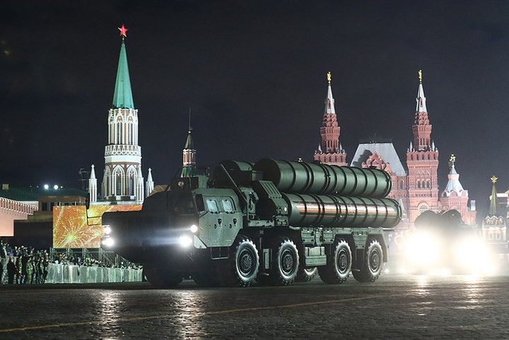 Tổ hợp tên lửa phòng không S-400 "người hùng Syria" của Quân đội tham gia duyệt binh trên Quảng trường Đỏ. Nguồn ảnh: TASS.