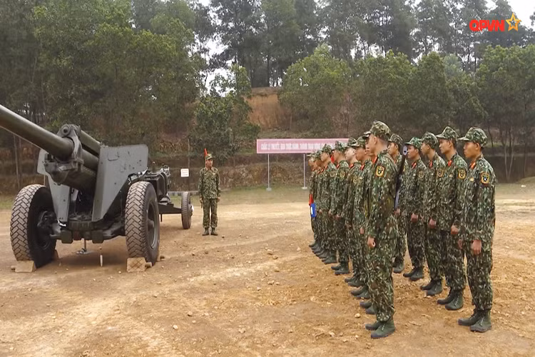 Pháo nòng dài M46 130mm được Liên Xô thiết kế từ năm 1946 và được đưa vào trang bị từ năm 1950, là một trong những vũ khí mạnh mẽ nhất của pháo binh Liên Xô trong Chiến tranh Lạnh. M46 được công khai với các quan sát viên phương Tây vào năm 1954 nên nó còn được gọi với cái tên là M1954. Nguồn ảnh: QPVN.