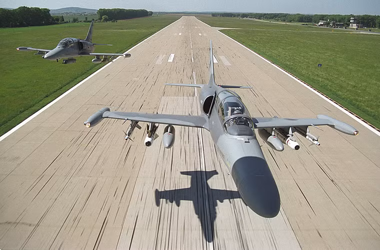 Biến thể chiến đấu cơ L-159A của Không quân Iraq hiện tại có thể hoạt động gần như là một mẫu tiêm kích đa năng khi nó vừa có thể đảm nhận nhiệm vụ không đối không, không đối đất và cả trinh sát. L-159A còn được trang bị hệ thống radar đa kênh xung Doppler Grifo-F cho phép máy bay tác chiến trong mọi điều kiện thời tiết kể cả ban đêm, đây có thể xem như là một lợi thế của Iraq khi phải thực hiện các đợt không kích IS vào ban đêm. Nguồn ảnh: zpravy.idnes.cz.