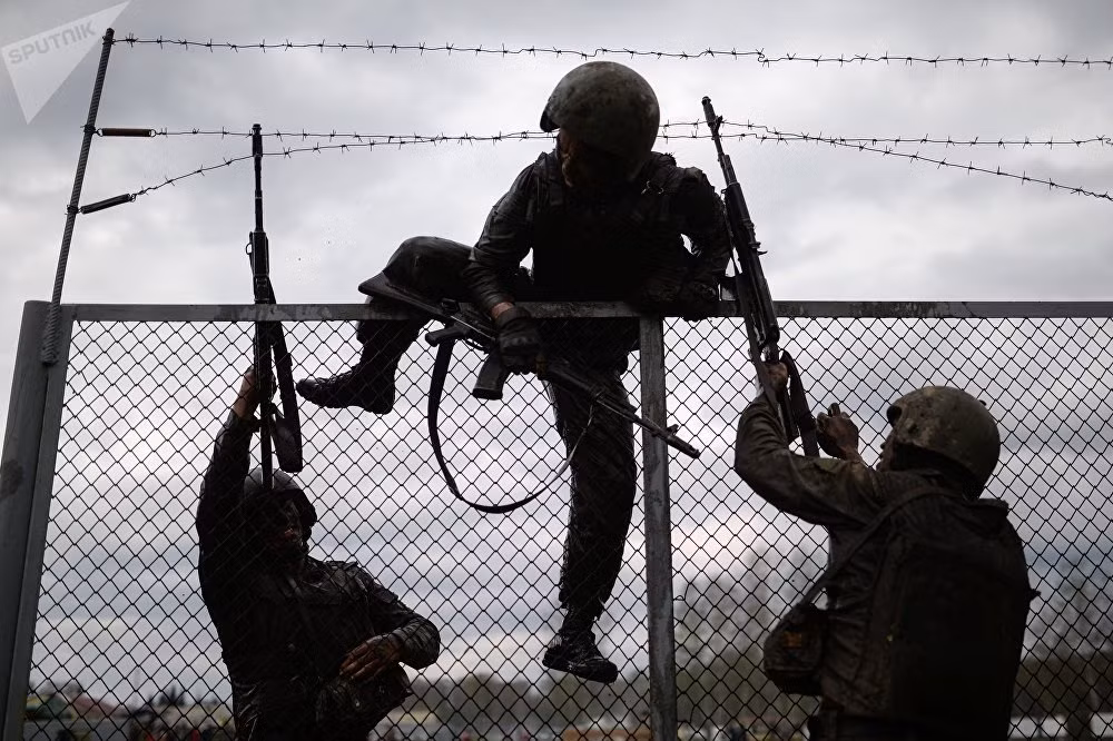 Các bài huấn luyện hay kiểm tra năng lực của ứng viên của lực lượng đặc nhiệm Spetsnaz, Nga luôn đề cao tinh thần đồng đội và họ phải giúp nhau vượt qua mọi thử thách. Nguồn ảnh: Sputnik.