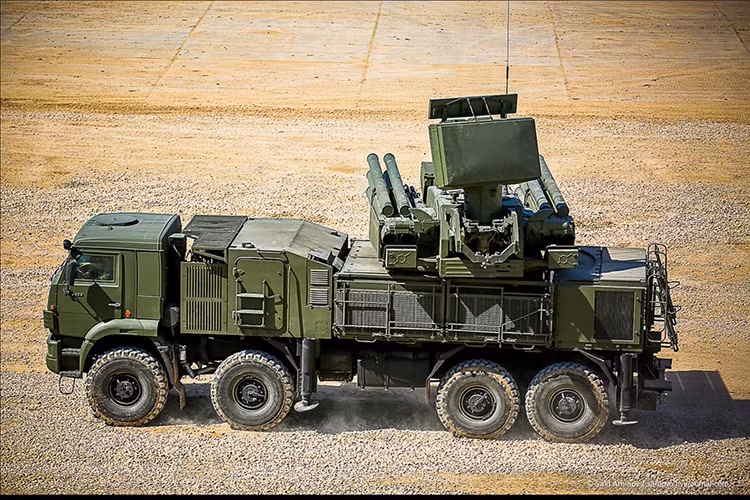 Tổ hợp tên lửa – pháo phòng không Pantsir-S1 hiện đang được cả Quân đội Nga và Quân đội Syria sử dụng cho các nhiệm vụ phòng không tầm thấp, tổ hợp này cũng từng tham gia vào nhiệm vụ đánh chặn chiến dịch không kích của Mỹ và đồng minh trong đêm 14/4. Nguồn ảnh: Russia Beyond.