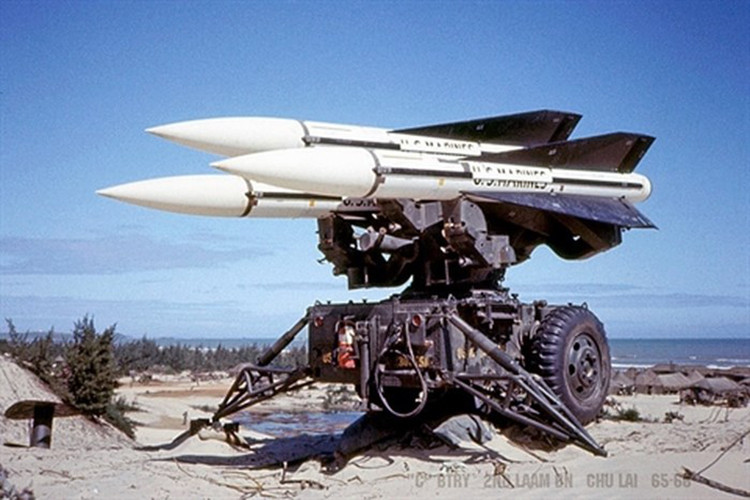 Trận địa tên lửa phòng không MIM-23 Hawk của Đại đội C, Tiểu đoàn tên lửa phòng không hạng nhẹ số 2 thuộc Thủy quân Lục chiến Mỹ ở căn cứ Chu Lai Nguồn ảnh: Pinterest.