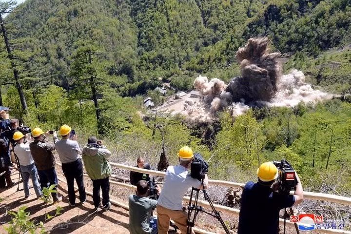 Ghi hình và chụp ảnh cảnh phá dỡ.