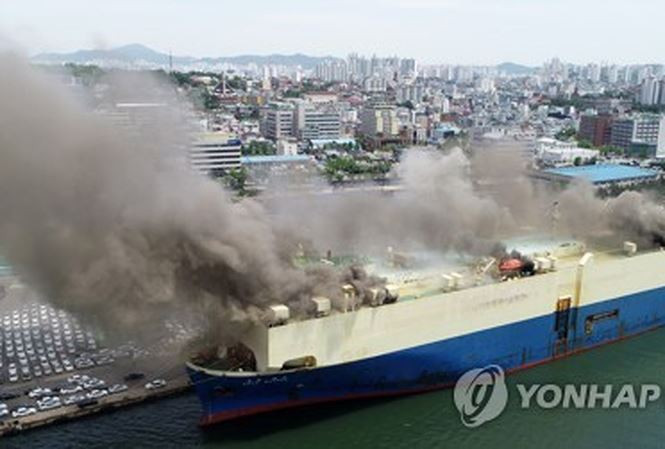 Vụ cháy tàu nhìn từ trên cao. Ảnh: Yonhap