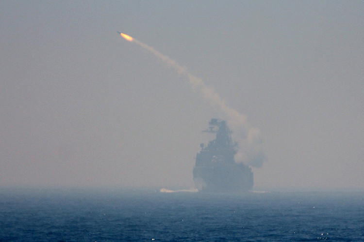 Hệ thống vũ chính trên tuần dương hạm Varyag chính là các tên lửa hành trình chống hạm tốc độ siêu âm P-500 Bazalt – một trong những loại tên lửa chống tàu lớn nhất, bắn xa nhất thế giới hiện nay. Các ống phóng của tên lửa P-500 Bazalt được đặt dọc hai bên thân tàu. Nguồn ảnh: arms-expo.