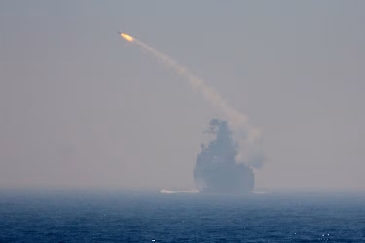 Hệ thống vũ chính trên tuần dương hạm Varyag chính là các tên lửa hành trình chống hạm tốc độ siêu âm P-500 Bazalt – một trong những loại tên lửa chống tàu lớn nhất, bắn xa nhất thế giới hiện nay. Các ống phóng của tên lửa P-500 Bazalt được đặt dọc hai bên thân tàu. Nguồn ảnh: arms-expo.