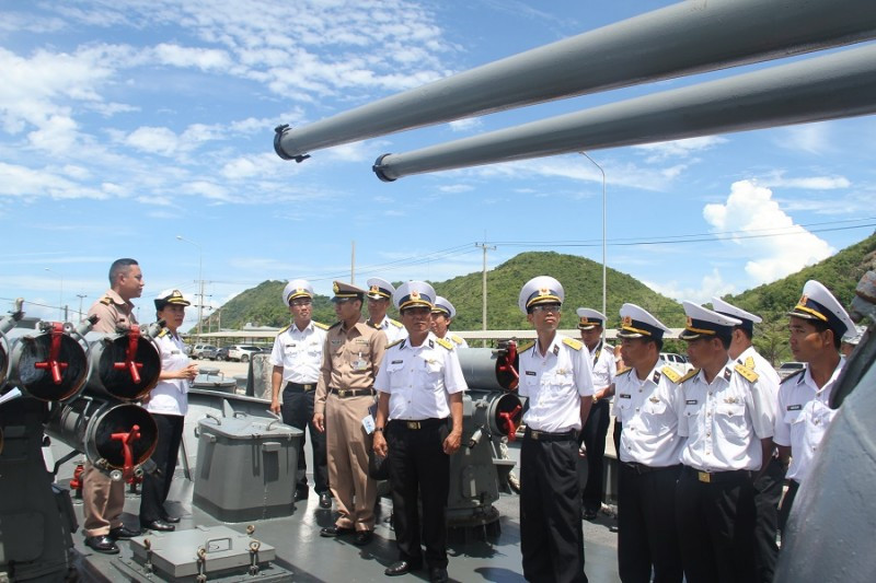 Cán bộ, học viên Học viện Hải quân Việt Nam tham quan tàu Hải quân Thái Lan.