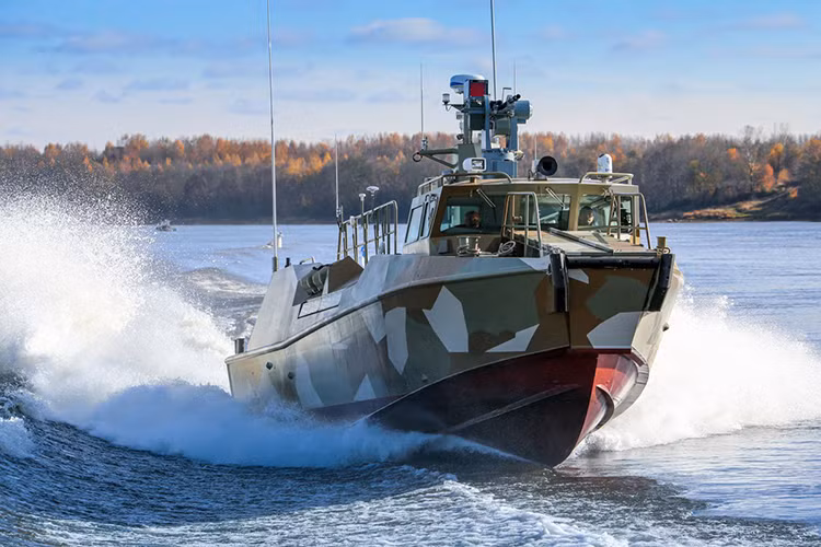 Các tàu tuần tra cao tốc Raptor thuộc Project 03160 của Hải quân Nga, nó có khả năng trở theo tối đa 20 lính thủy đánh bộ cùng hệ thống vũ khí phòng vệ hạng nặng. Tốc độ di chuyển tối đa của "Raptor" có thể lên đến 50 hải lý/giờ với bán kính hoạt động 160km. Nguồn ảnh: airbase.ru.