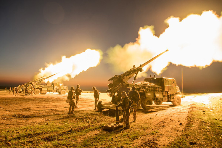 Hệ thống pháo tự hành nặng 17,7 tấn, dài 10m, rộng 2,55m, cao 3,7m. Trên xe pháo không được thiết kế tháp pháo mà toàn bộ bệ pháo (nòng pháo, khoang chứa 16 viên đạn) đều "lộ thiên" ở đuôi xe tải 6x6 bánh. Nguồn ảnh: Twitter.