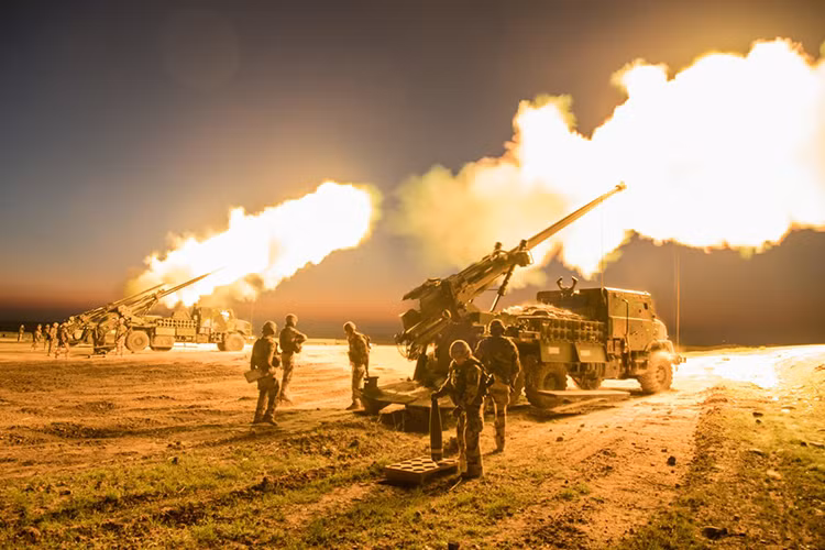 Hệ thống pháo tự hành nặng 17,7 tấn, dài 10m, rộng 2,55m, cao 3,7m. Trên xe pháo không được thiết kế tháp pháo mà toàn bộ bệ pháo (nòng pháo, khoang chứa 16 viên đạn) đều "lộ thiên" ở đuôi xe tải 6x6 bánh. Nguồn ảnh: Twitter.