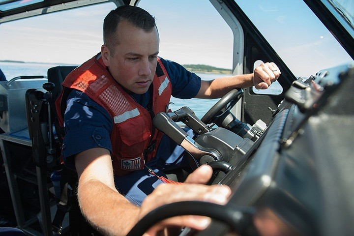 Hạ sĩ quan Cory Stepien đang điều khiển thuyền cứu hộ.