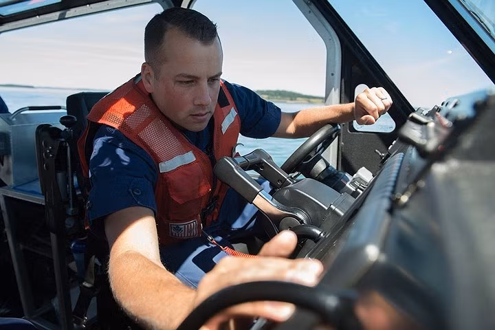 Hạ sĩ quan Cory Stepien đang điều khiển thuyền cứu hộ.