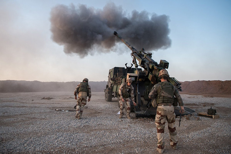 Dù không có thông tin chính thức nhưng theo nhiều nhà quan sát nhận định, đơn vị pháo tự hành Caesar được Pháp triển khai tới Deir ez-Zor đến từ Iraq sau khi lực lượng này kết thúc sứ mệnh chống IS tại quốc gia này. Nguồn ảnh: Twitter.