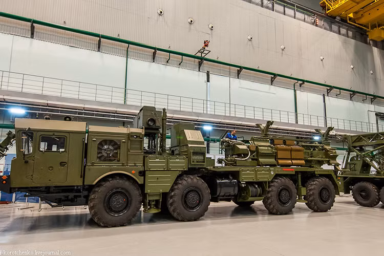 Theo nguồn tin trên, Lô thiết bị quân sự cuối cùng của tổ hợp phòng không S-400 đầu tiên đã được vận chuyển bằng đường biển từ Ust-Luga, Leningrad tới Trung Quốc. Cũng trong đợt này Nga còn chuyển giao cho Trung Quốc các bộ phận thay thế cho lô thiết bị S-400 bị hư hại trước đó do cơn bão tại eo biển Anh vào tháng 12 năm ngoái. Nguồn ảnh: Military Paritet.