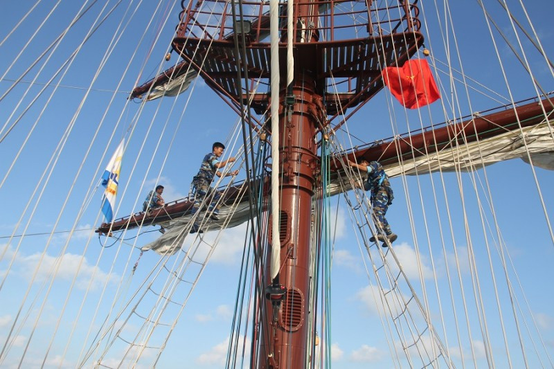 Các học viên huấn luyện kỹ thuật thao tác dây buồm.