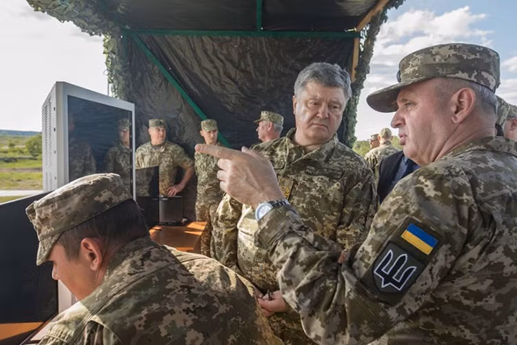 Phát biểu trên Twitter sau buổi thử nghiệm Tổng thống Poroshenko tuyên bố, "Cuối cùng, ngày này cũng đã đến. Tôi biết ơn (Mỹ) vì quyết định trang bị vũ khí cho Ukraine", cùng với đó là khẳng định Kiev sẽ làm tất cả để có thể lấy lại các vùng lãnh thổ đã mất. Nguồn ảnh: censor.net.